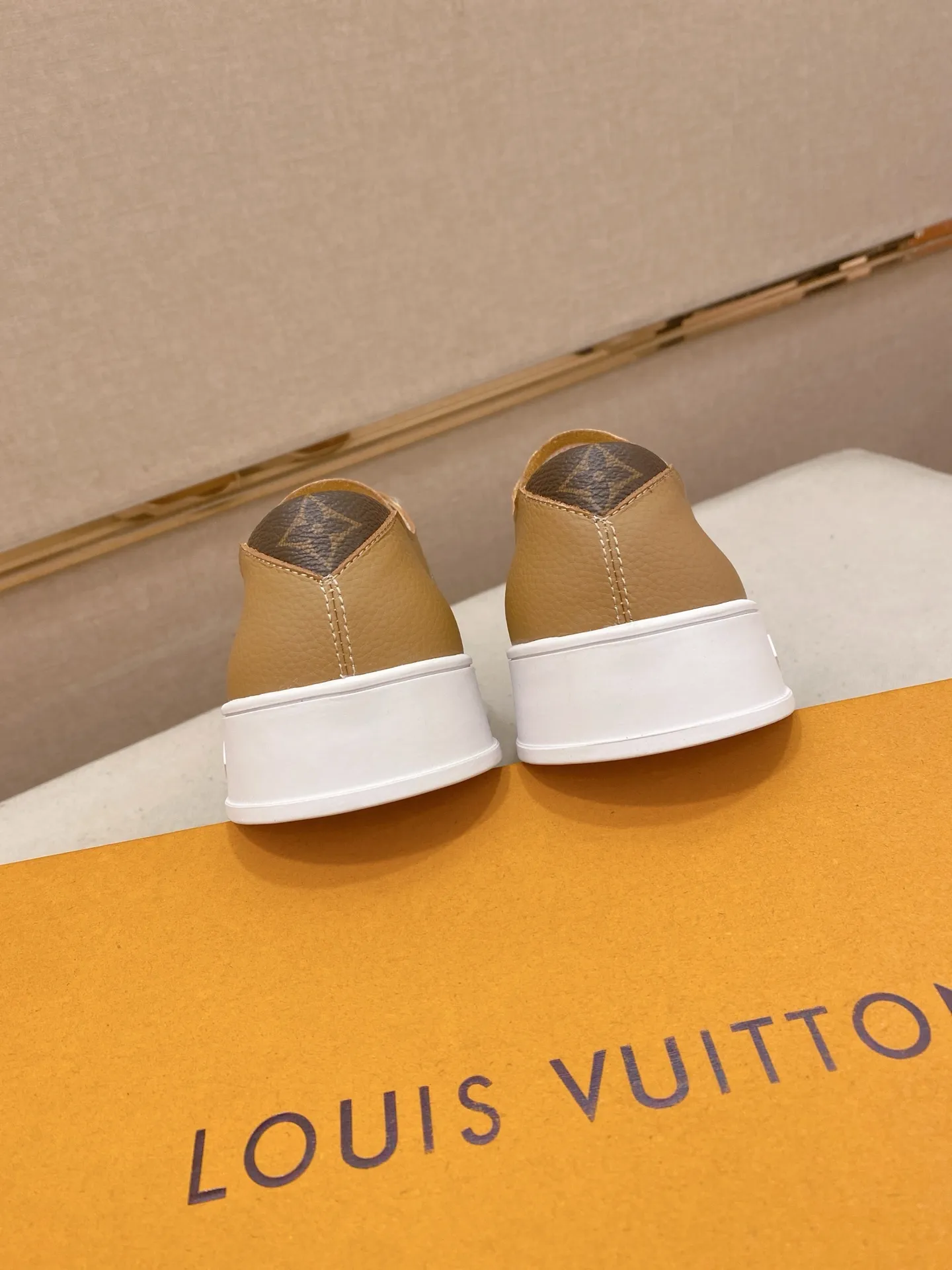 Men's shoes💰 440💰louis vuitton (Louis Vuitton/lv) top 🔍🔍 new models are on sale at the same time at the counter. The upper 🇮🇹 is imported from Italy first-layer cowhide, and the lining is fully imported sheepskin 💪💪, completely 1⃣️ to 1 ⃣️Re-engraved🇮🇹💪💪, ⚠Sole: The original sole is specially provided by the original factory, the exclusive movable molded sole is super comfortable, ⚠The original factory follows the order, 🔍🔍high quality, you can enter and exit the counter at will, welcome to compare⚠. Code number:38-44